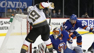 Noc Slovákov v NHL: Halák vychytal víťazstvo, Chára sa pobil