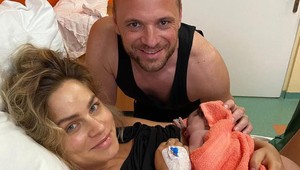 Bábo Bella je doma! Ocko Gáborík ju drží ako profík!