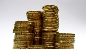 Príjmy európskych krajín klesajú, no výdavky vzrastajú