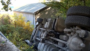 Vážna dopravná nehoda. Kamión zostal prevrátený v jarku len pár metrov od domu