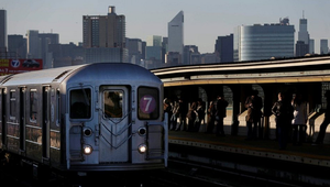 Neznámy útočník zapálil ženu v metre. Tá na mieste zomrela