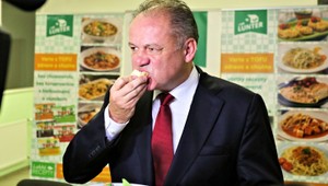 Prezident Andrej Kiska ochutnal cícerovú nátierku z kauzy botulotoxín