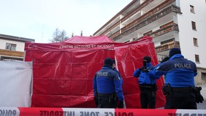 Novoročný požiar v švajčiarskom bare má dohru. Polícia zadržala majiteľa vyhoreného baru