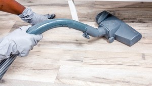 Kuriózne vlámanie. Páchateľ z domu nič neukradol, iba ho tip top upratal