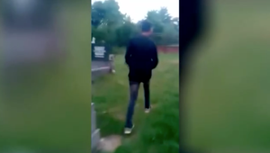 VIDEO, ktoré pobúrilo tisíce ľudí: Opitý mladík ničí na cintoríne všetko čo vidí. Pre TV JOJ povedal, že bol opitý, a že ho to mrzí
