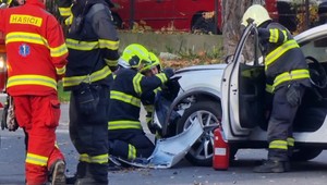 Nehoda sanitky a osobného auta paralyzovala električkovú dopravu