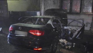 Nebezpečná križovatka: Auto skončilo v múre domu a vznietilo sa. Sedeli v ňom traja ľudia