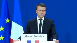Macron chce čiastočne odpustiť dlh Grékom