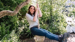 Buďte s deťmi čo najviac v prírode, vyzýva Kate. A hojdá sa...