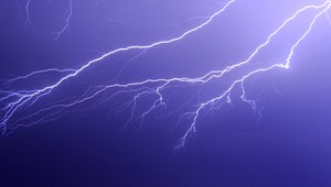 Slovensko čakajú búrky, intenzívne zrážky, silný nárazový vietor a aj krupobitie