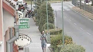 Polícia prosí o pomoc. Tento muž vykradol taxík v centre Bojníc