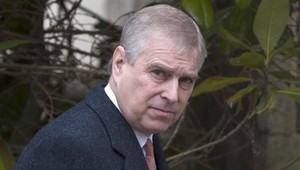 Polícia prepustila bývalého princa Andrewa, vyšetrovanie podľa nej pokračuje