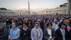 Prvá verejná spomienka na pápeža Františka: Veriaci sa modlili na Námestí sv. Petra