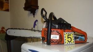 Muž po hádke zaútočil na mladíka s motorovou pílou