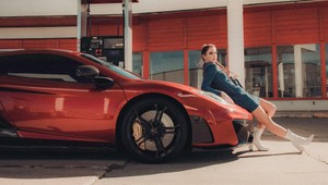 Kalea si odskočila natankovať McLaren: Je sa na čo pozerať