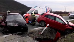 Vodič po silnom náraze nedokázal z auta vystúpiť sám, cestu museli úplne uzavrieť