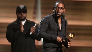 Kendrick Lamar hviezdou Grammy. Cenu za najlepšiu pieseň mu vyfúkol sexi Brit