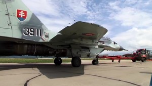 Problém s odsunom stíhačiek na Ukrajinu je zrejme väčší než si politici mysleli. Odpoveď musia dať ústavní právnici