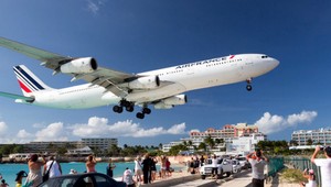 Ženu odhodil prúd vzduchu z motora lietadla, zomrela