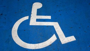 Parkovanie pre ZŤP často zneužívajú tí, ktorí ho nepotrebujú. Preukazy zháňajú dokonca na bazároch