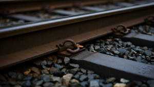 Pri koľajisku v Bratislave ležalo telo muža. Na mieste zasahovala polícia aj lekár