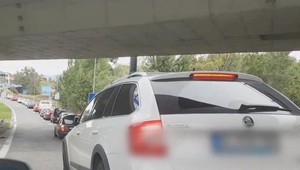 VIDEO: Vodič sa snažil preškoliť iného vodiča, chybne. Takto vznikajú kolóny