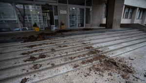 Farmári vysypali pred budovu agrorezortu a PPA hnoj