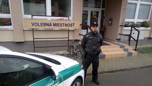 Policajti majú plné ruky práce. Prešetrujú výtržnosti a gumovacie perá