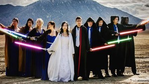 Ups, toto má byť svadba snov? Manželia sa po obrade mlátili mečmi