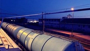 Mladík vyliezol na nákladný vozeň. Zasiahol ho elektrický prúd