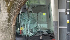 V centre Bratislavy došlo k zrážke s trolejbusom. Na mieste sú záchranné zložky