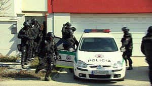 Razie v podsvetí. Polícia hľadá dôkazy o zločinoch