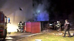 Dreváreň skončila v plameňoch. Ohrozovali aj bytovku