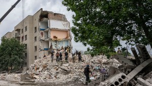 VIDEO: Po ruskom útoku na obytný dom zahynulo najmenej 15 ľudí. Obetí je viac, sú uväznené v troskách