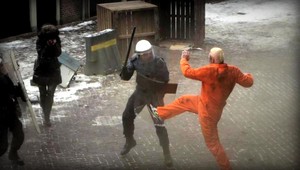 VIDEO. Aj takto sa promuje. Streľbou, únosom, nahotou