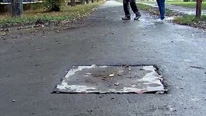 Kuriózna situácia v Snine: Muž sa pri prechádzke prepadol do kanála