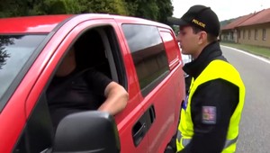 Kontrolám na hraniciach naďalej nebude koniec. Česko ani Rakúsko o termíne ich zrušenia neuvažujú