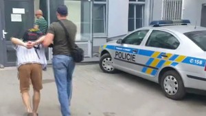 S nožom v ruke okradol slabozrakého. Po lúpeži ho naháňal a rozdupal mu okuliare