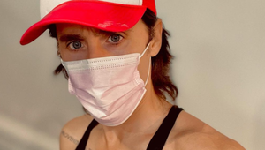 Odkryl karty?! Hviezdny herec na demonštrácii PROTI očkovaniu, polícia ho nešetrila!