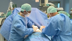 Lekári prvý raz transplantovali umelú dýchaciu trubicu