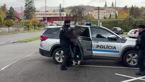 Priateľská návšteva sa zmenila na drámu. Na kamaráta útočil sekáčikom na mäso