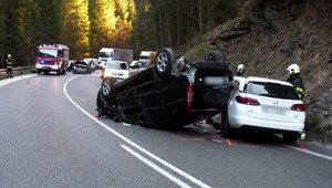 Na Donovaloch sa zrazili tri autá. Viezli sa v nich aj deti