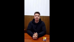 Zadržaný bieloruský novinár prvýkrát od incidentu prehovoril. Priznáva sa v ňom k organizovaniu protestov