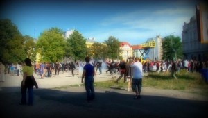 Polícia v pohotovosti. Pochodovali radikáli aj rómovia