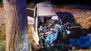 Tragická dopravná nehoda: Veliteľ dobrovoľných hasičov čelne narazil do stromu