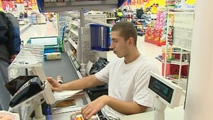 Lupič chcel od predavačky pivo a poldeci