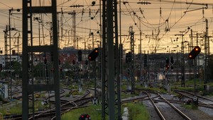 Po zrážke vlaku s mužom bola zastavená železničná doprava v bratislavskej Rači