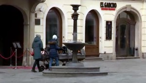 Partia Angličanov sa zabávala v Bratislave. Vyliezli opití na fontánu, nasledoval tvrdý pád