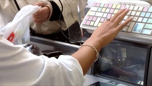 Počet pracovných miest začína klesať, napriek tomu je práce stále dosť