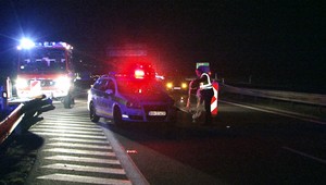 Chodca na R1 pri Žarnovici zrazilo niekoľko áut